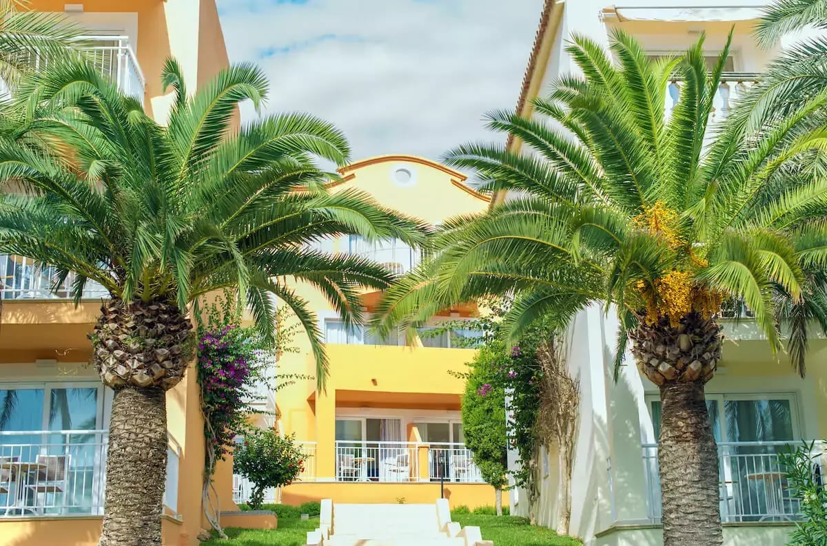 Tropical-vacation-resort.jpg Tropical-vacation-resort.jpg